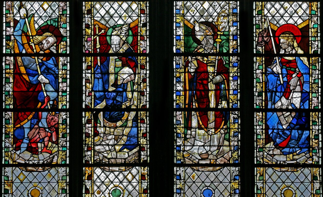 Fönster w49 som visar St Michael, St Julien, St Guillaume, St Genevieve av French School
