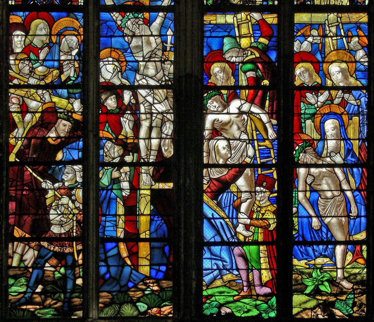 Fönster w51 som visar Via Crucis, korsfästelsen, depositionen och Pieta av French School