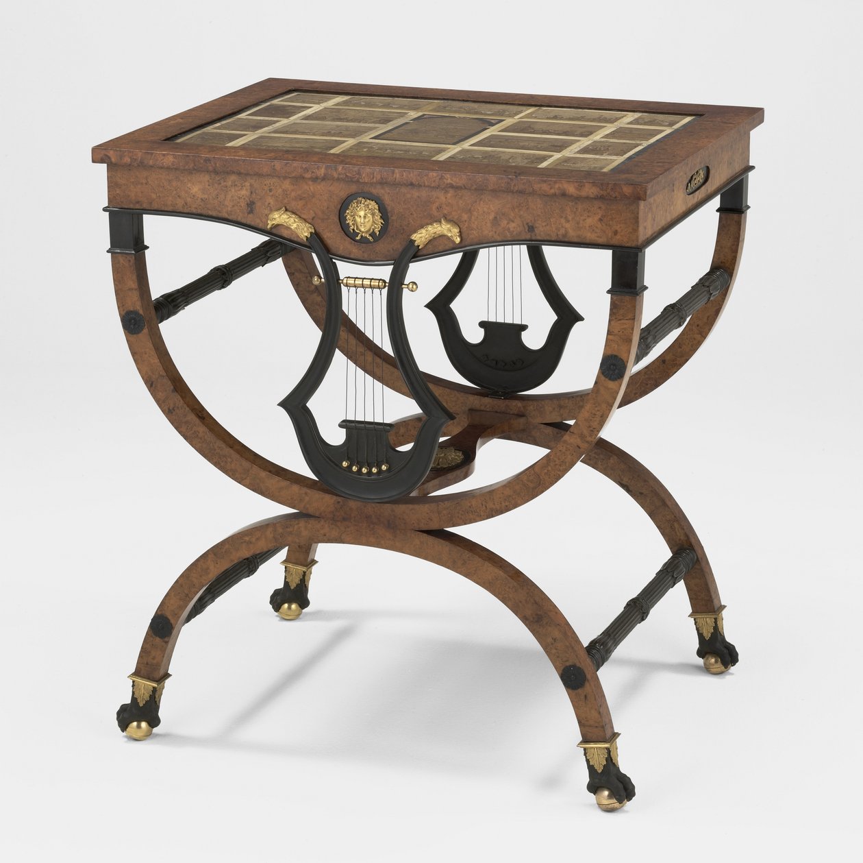 Bord, ca 1800 (burl lönn, gran eller furu, förgylld brons och marmor) av Friedrich (after) Gilly