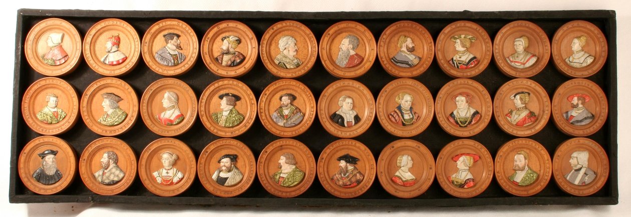 En samling av trettio tecknare som porträttmedaljonger (färgad gesso duro applicerad på träslipad) av Friedrich (after) Hagenauer