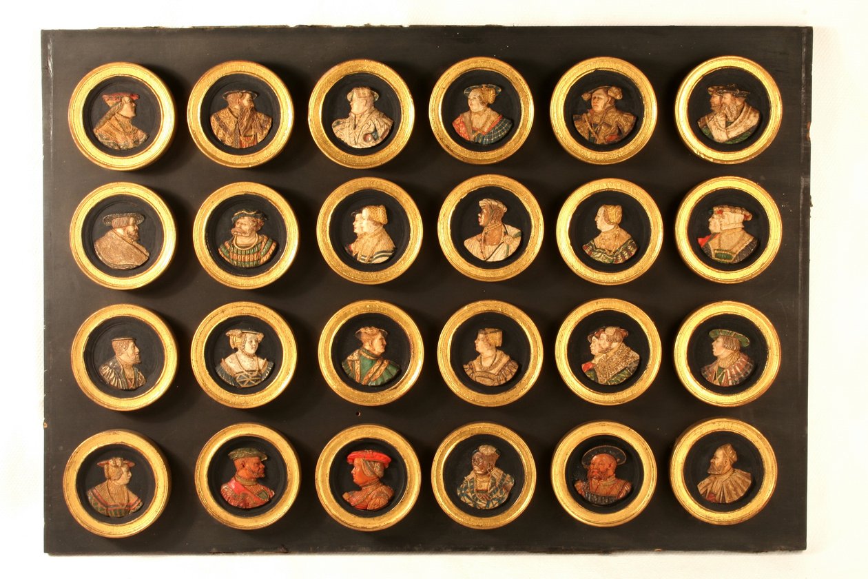 En samling av tjugofyra tecknare som porträttmedaljonger (färgad gesso duro applicerad på träslipad) av Friedrich (after) Hagenauer