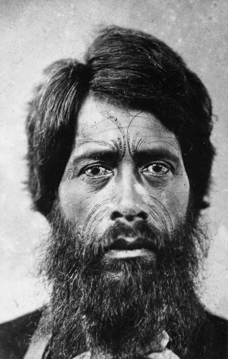 Maori man med ansiktstatuering 