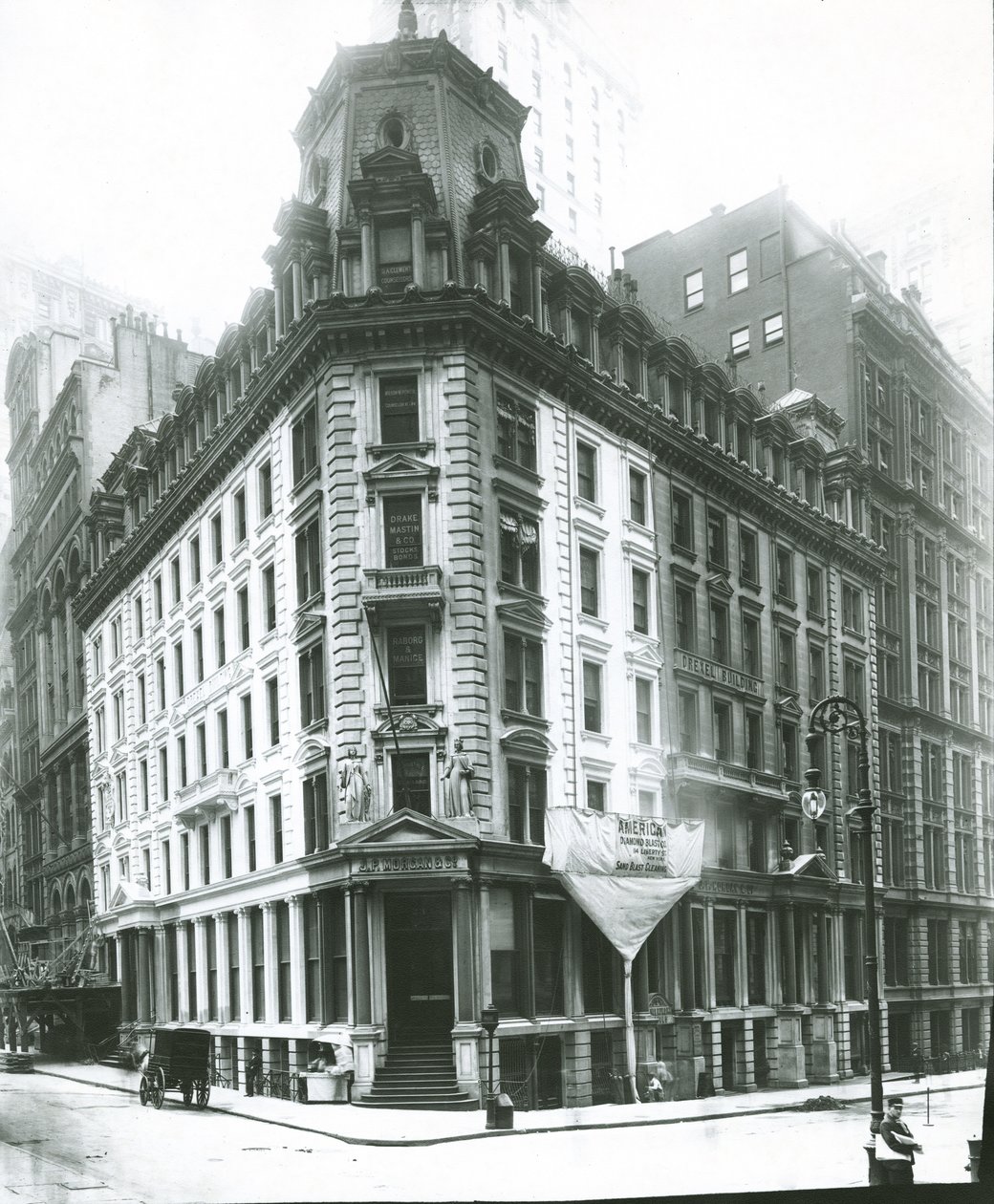 J.P. Morgan Building, Wall Street, New York City (gelatinsilverfoto) av G.P. Hall und Sohn