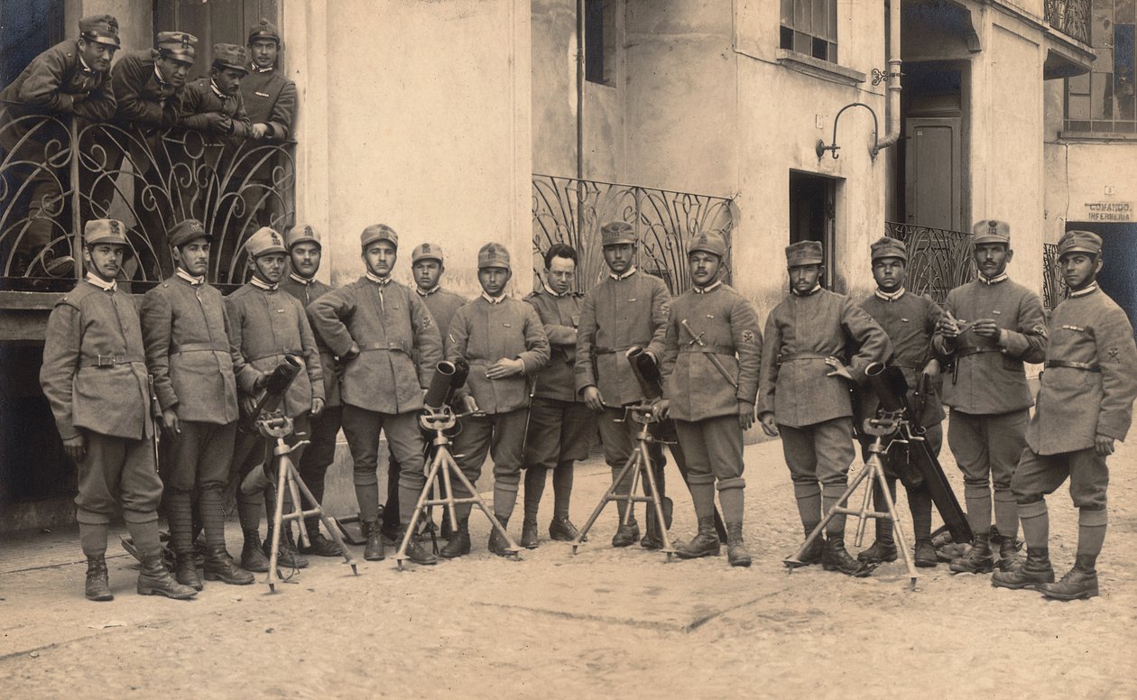 Album "The GM R. Army (Första världskriget)": Soldiers of the 152nd Infantry Regiment - Company "Workers at the launch of bombs", med granatkastare "Stokes" (s/v foto) av G. Fagnano