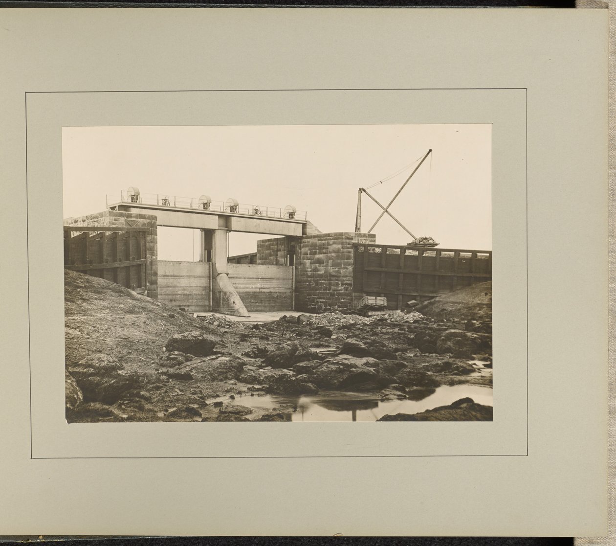 Norton slussar - kanalens framsida av G. Herbert and Horace C. Bayley
