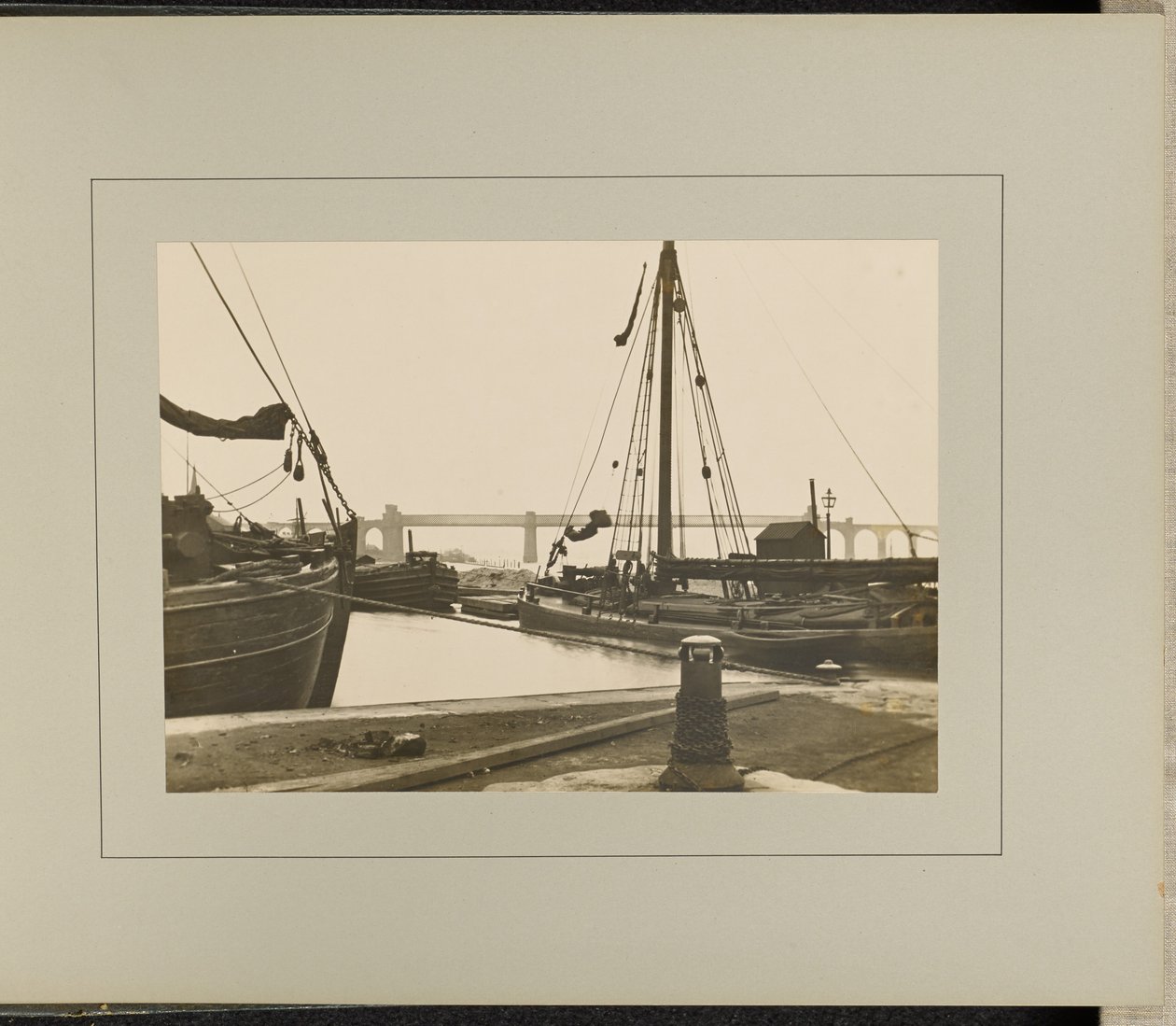 Runcorn - Old Quay Docks av G. Herbert and Horace C. Bayley