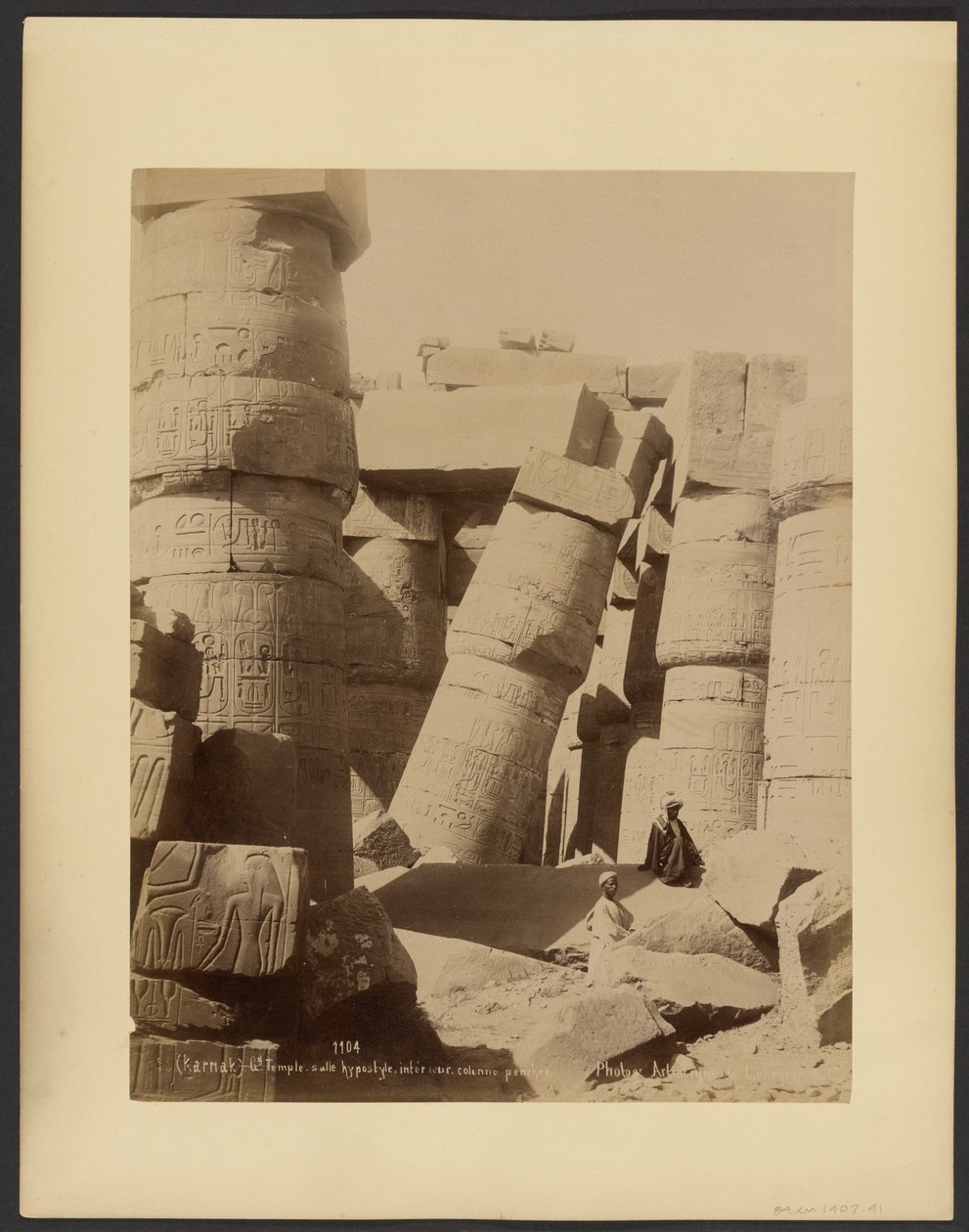 (Karnak) Gd. Tempel, hypostyle hall, interiör, lutande pelare av G. Lekegian