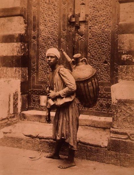En egyptisk vattenbärare (sepiafoto) av G. Lekegian