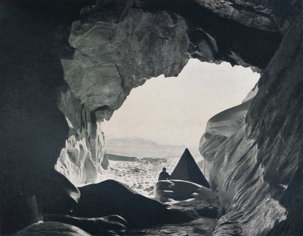 Läger i grottan under Penelope Point, 1912, 1913 av G. Murray Levick