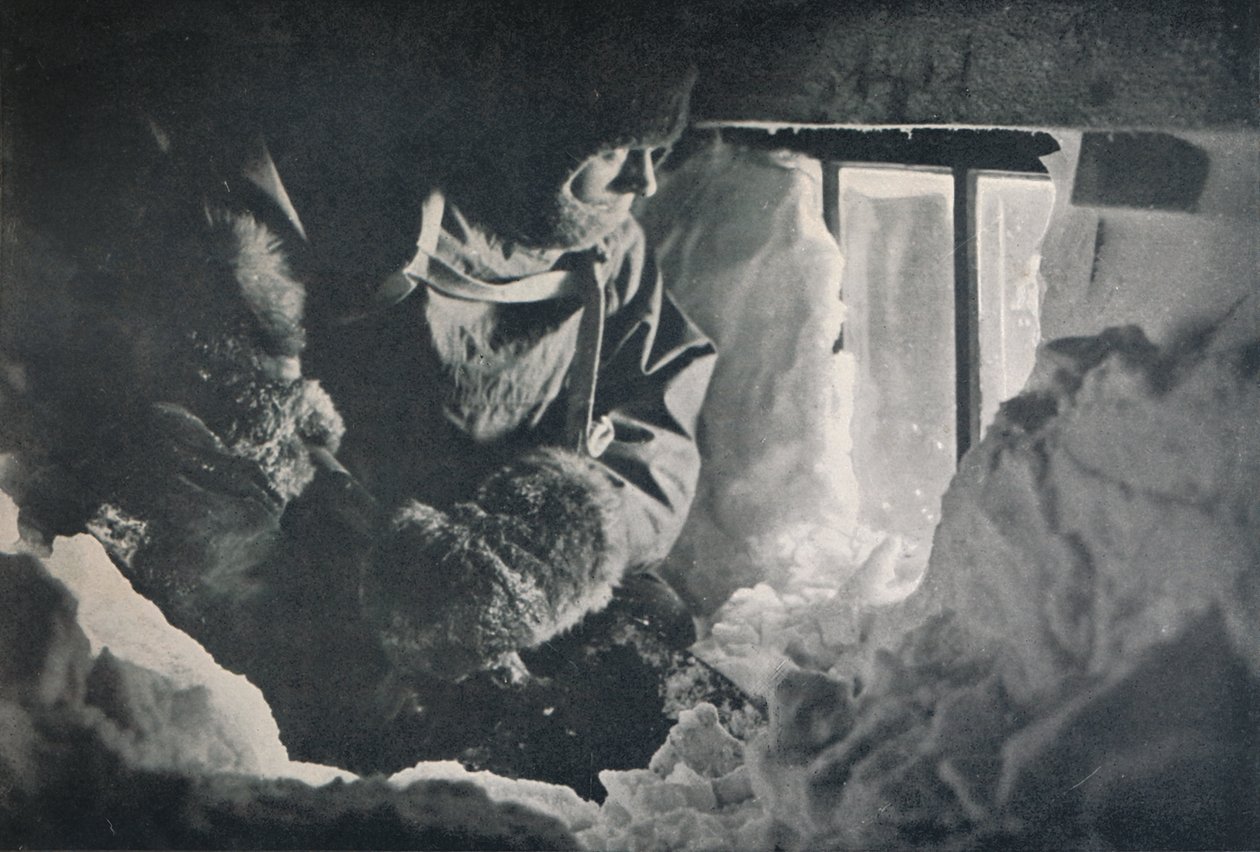 Rensa drift från Window of Hut vid Cape Adare, c1911, 1913 av G. Murray Levick