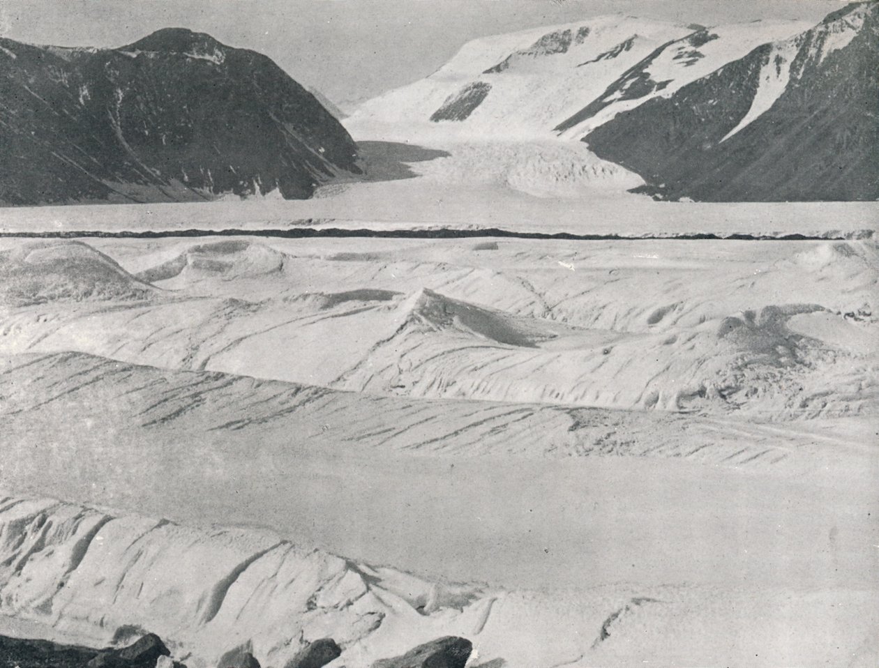 Sprucken is vid ingången till Priestley Glacier, c1911, 1913 av G. Murray Levick