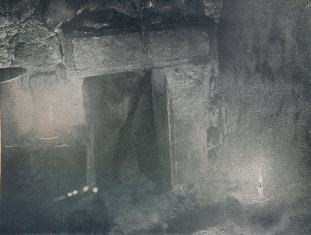 Inside Door of Igloo av Light of Blubber Lamps, c1911, 1913 av G. Murray Levick