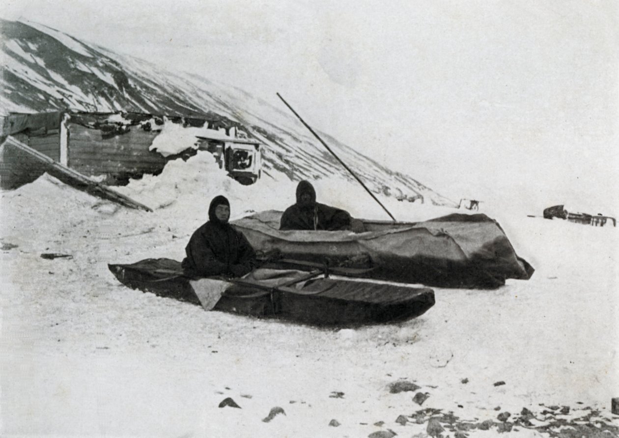 De två kajakerna i land, c1911, 1913 av G. Murray Levick