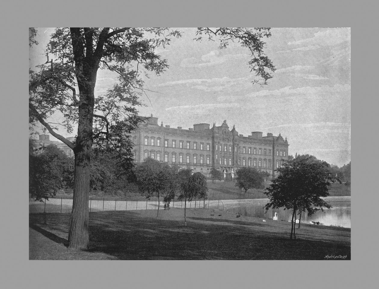 Buckingham Palace, London, c1900 av G. W. Wilson and Company