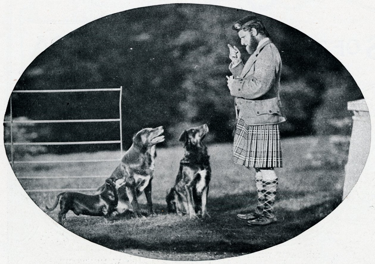 Mr. Francis Clark, The Queens Gillie, med tre av hennes favorithundar, c1899, 1901 av G. W. Wilson and Company
