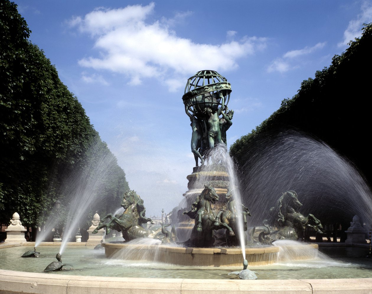 Utsikt över fontänen i de fyra delarna av världen, eller fontänen i observatoriet eller till och med Carpeaux-fontänen, som ligger på Place Camille Jullian i Paris i Marco Polo-trädgården. Denna bronsfontän byggdes mellan 1867 och 1874 av arkitekten Gabrie av Gabriel Jean Antoine Davioud