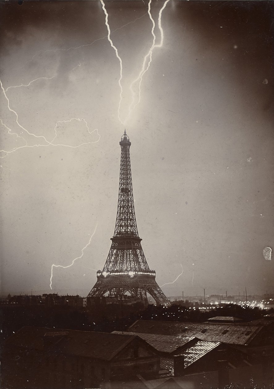 Eiffeltornet Strucked by Lightning, 1902 (gelatin-silvertryck) av Gabriel Loppe