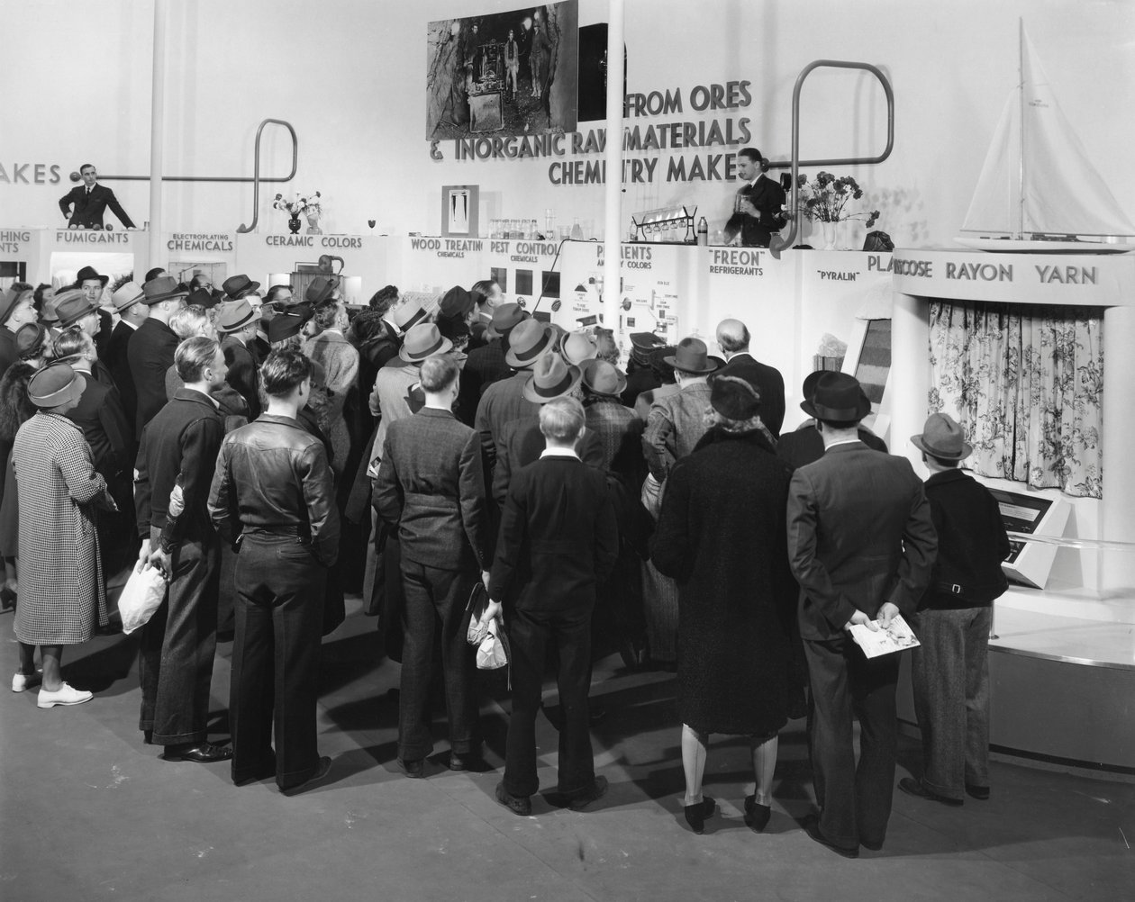 Produktdemonstrationer, New York Worlds Fair, 1939 av Gabriel Moulin