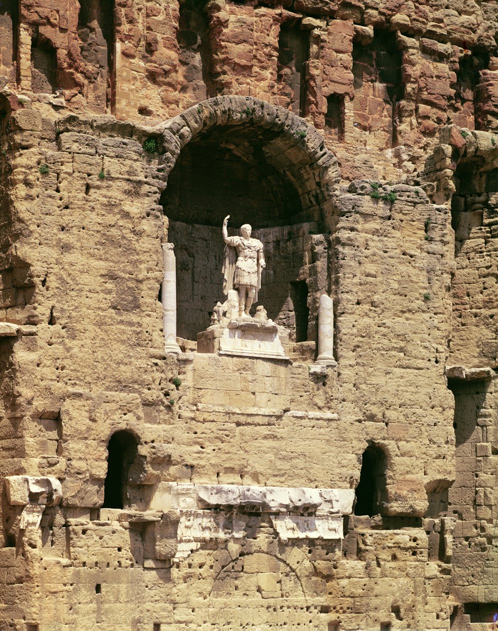 Staty av kejsar Caesar Augustus (63 f.Kr.-14 e.Kr.) i den romerska teatern av Gallo Roman