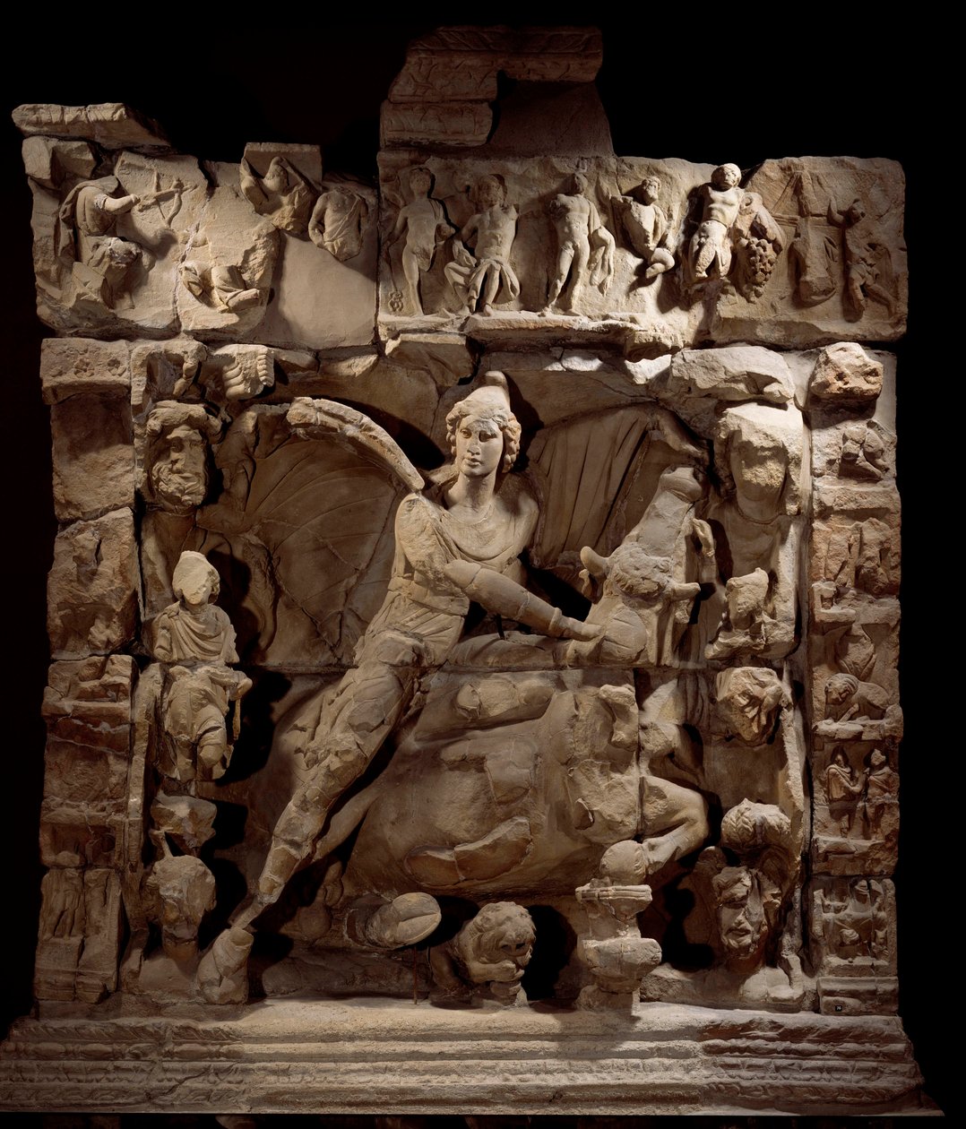 Gallo Roman Art: relief som visar Mithra, ljusets gud med tjuren. Från ett Mithraeum-tempel. 50 f.Kr.-100 e.Kr. Metz. Museum of Fine Arts av Gallo Roman