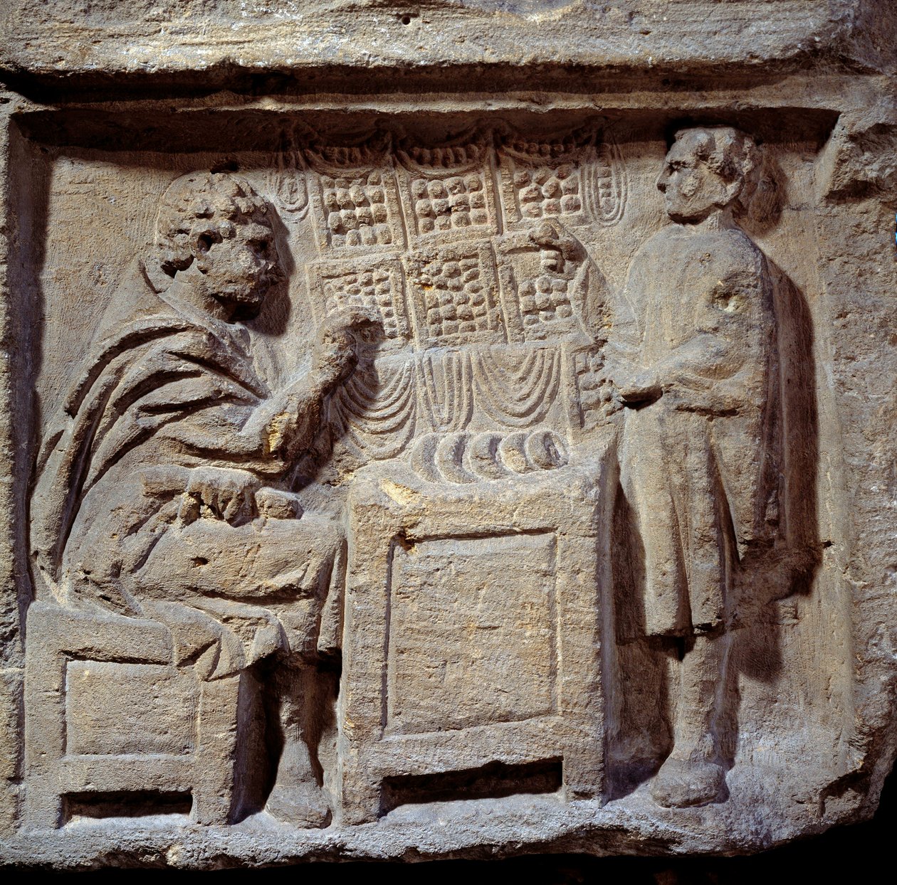 Art Gallo Romain: ett bageri. En kund köper bröd av en bagare. Metz, Musee des Beaux Arts. av Gallo Roman Gallo Roman