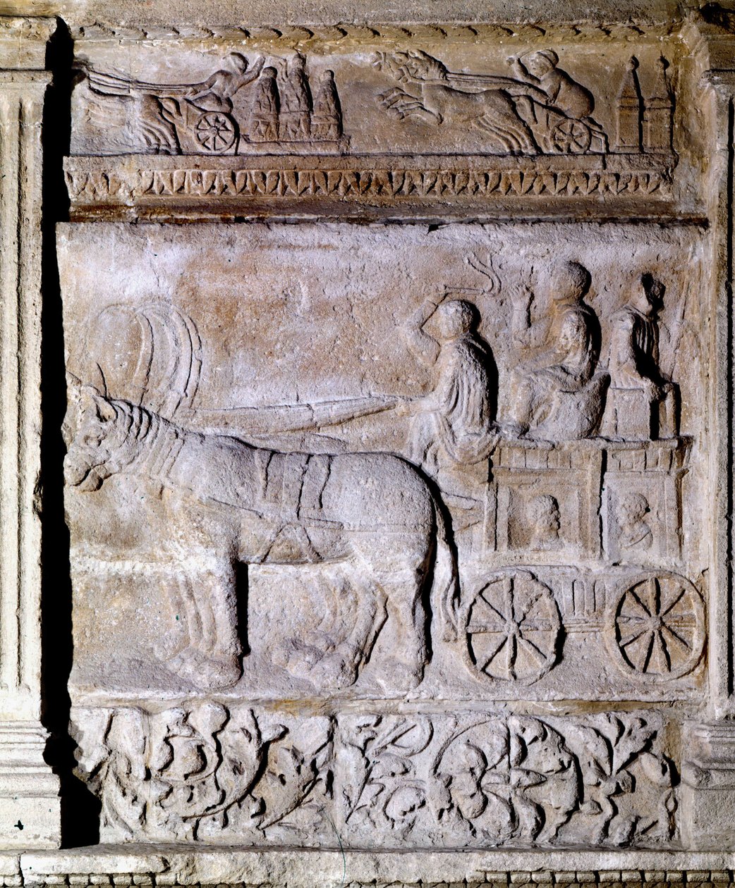 Låg relief från den gallo-romerska perioden föreställande en vagn avfyrad av hästar som transporterar passagerare. Avignon, Musee Calvet av Gallo Roman Gallo Roman