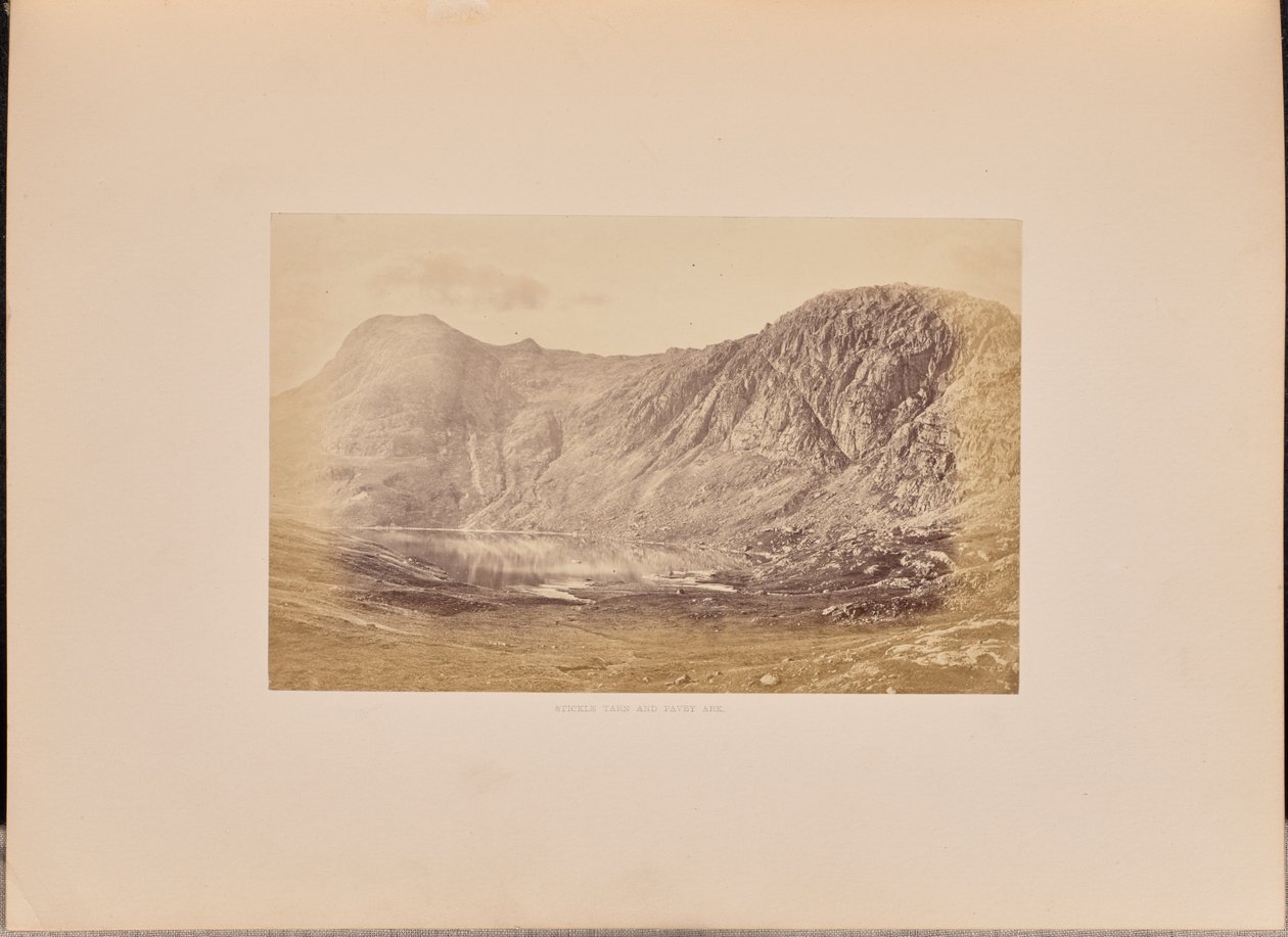 Stickle Tarn och Pavey Ark av Garnett and Sproat