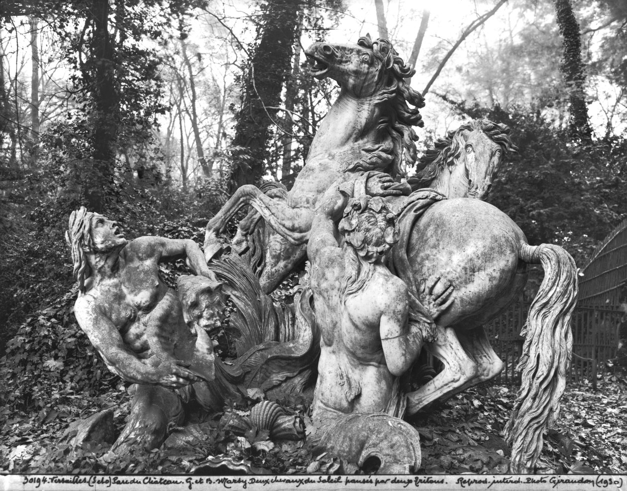 Tritoner som sköter två solhästar i lunden i Apollons bad, ca 1667-72 (marmor) av Gaspard and Balthazar Marsy