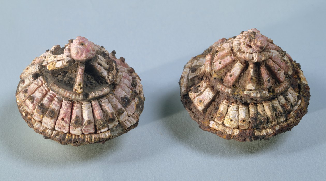 Bossar från ett hästbett, från Chalons-sur-Marne, Tene I (475-300 f.Kr.) (metall och korall) av Gaulish