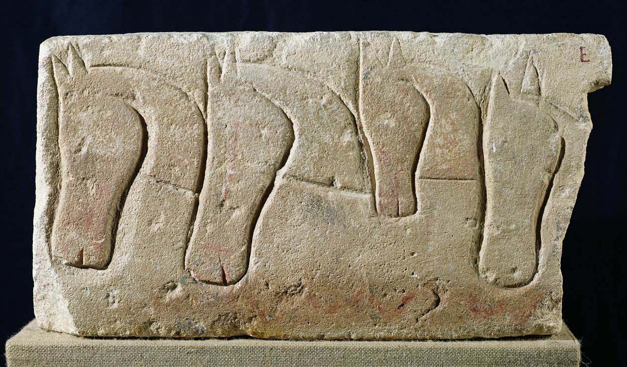 Överliggare med en relief föreställande hästhuvuden, från Roqueperteuse, 300-talet f.Kr. av Gaulish