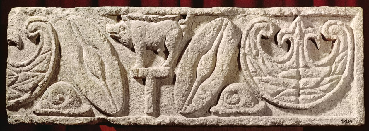 Relief som visar galliska vapen och Amazonas sköldar från en triumfbåge av Gaulish