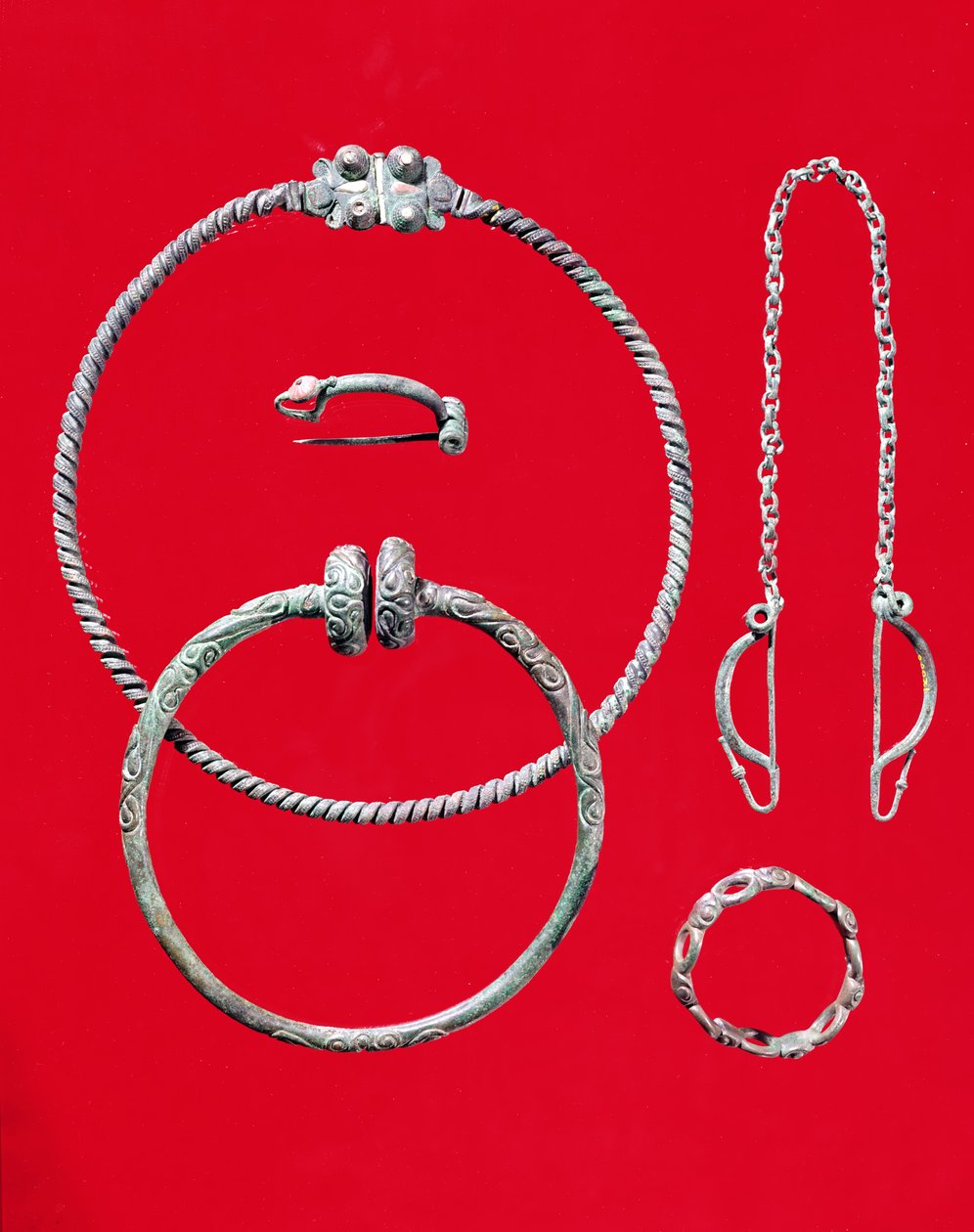 Urval av smycken, inklusive en brosch från Saint-Etienne-au-Temple, Marne, Tene I, c.475-300 f.Kr. (brons) av Gaulish
