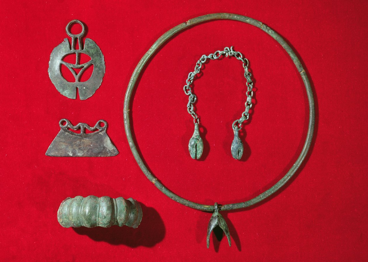 Halvcirkelformig rakhyvel, rakkant, armband med äggformad design, vridmoment med hänge och en kedja med två hängen, 750-475 f.Kr. (brons) av Gaulish