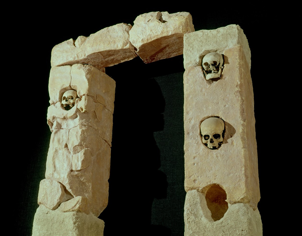 Dörröppning med dödskallar, från helgedomen Roquepertuse, Gaule, civilisationen La Tene II (3:e-2:a århundradet f.Kr.) av Gaulish