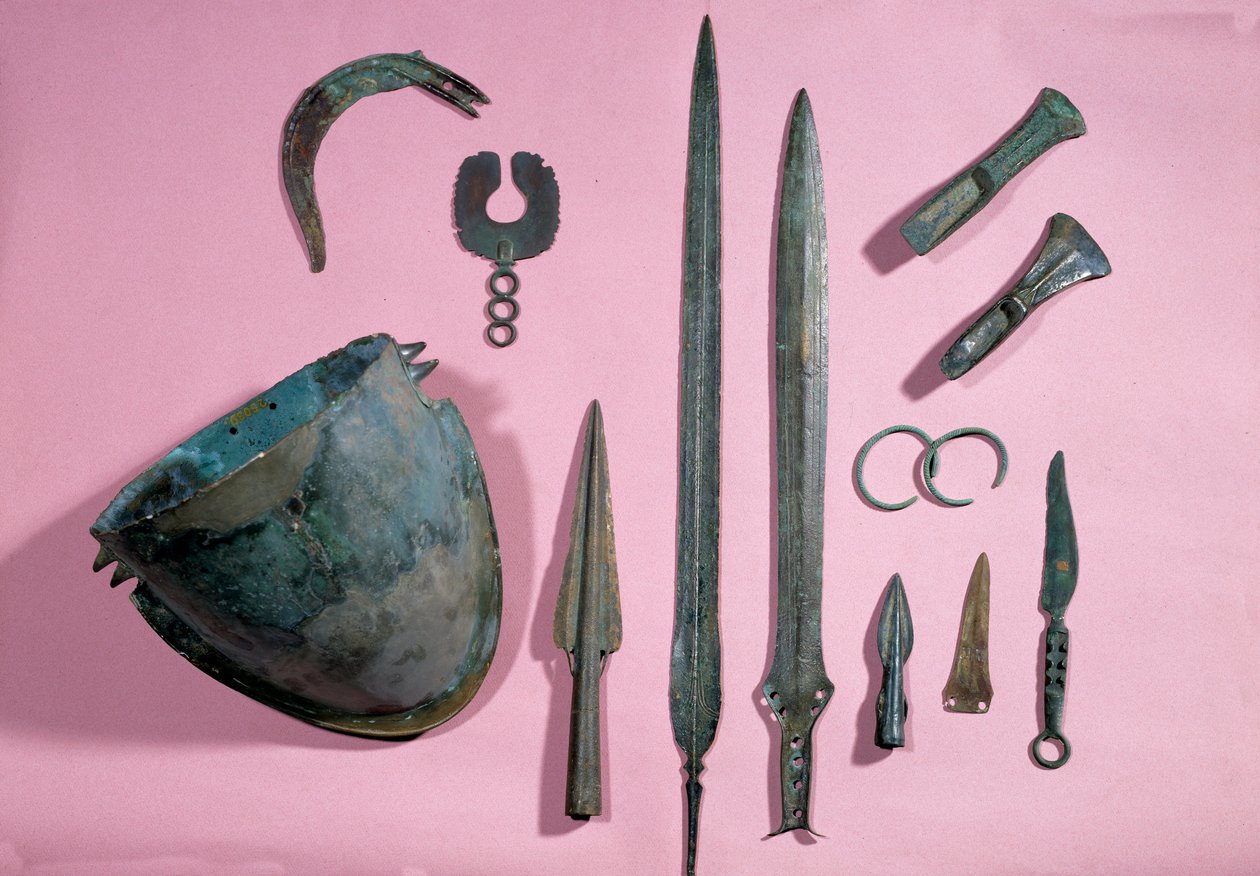 Gallisk konst: bronshjälm, yxa, skära, utsmyckning, epee, armband, spik från Theil a Billy sur Loir. 1150 - 950 f.Kr. Saint-Germain-en-Laye, Antikvitetsmuseet av Gaulish Gaulish