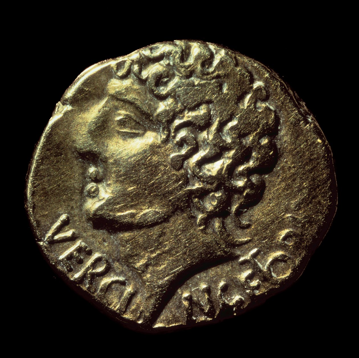 Den galliska guldstataren (Arvernes) har bilden av Vercingetorix (72-46 f.Kr.) utgiven 52 f.Kr. Paris, B.N. av Gaulish Gaulish
