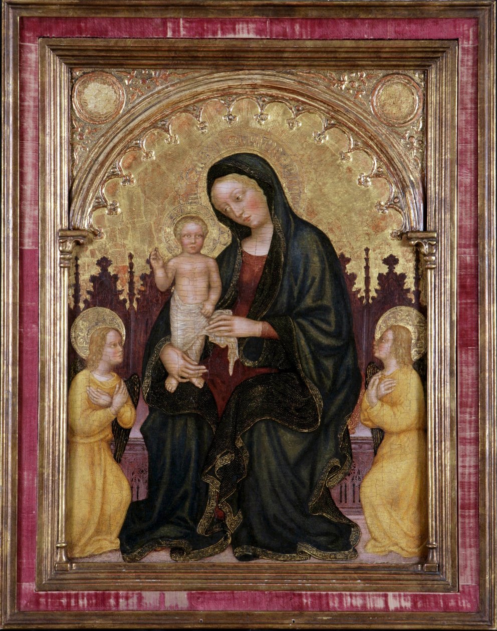 Enthroned Madonna and Child med två änglar av Gentile da Fabriano