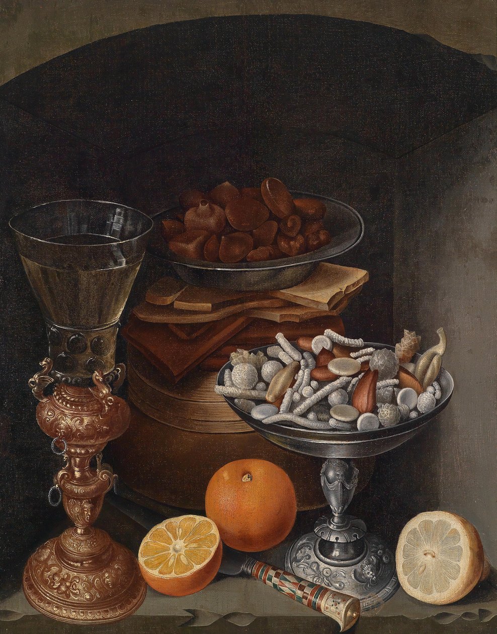 Stilleben med ett vinglas, apelsiner, en tallrik med svamp och en silverbägare, tidigt 1600-tal.. av Georg Flegel