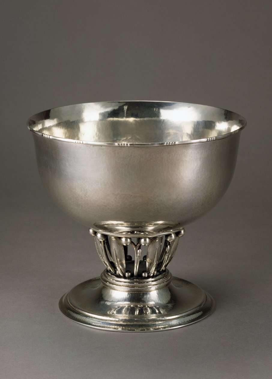 Hamrad och mejslad fruktskål i silver av Georg Jensen