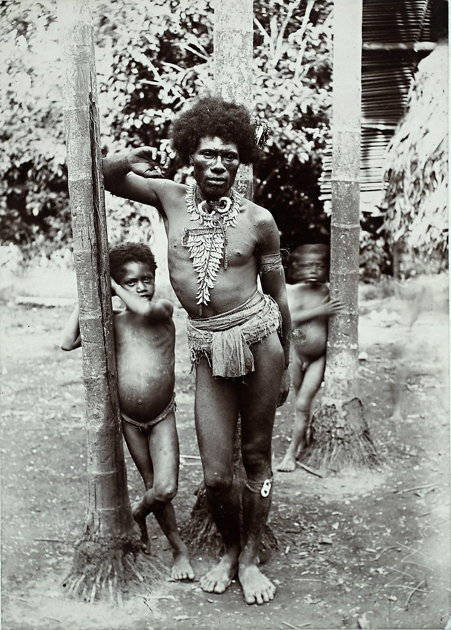 Man och två barn, Papua Nya Guinea, 1899 (silvertryck av gelatin) av George Brown