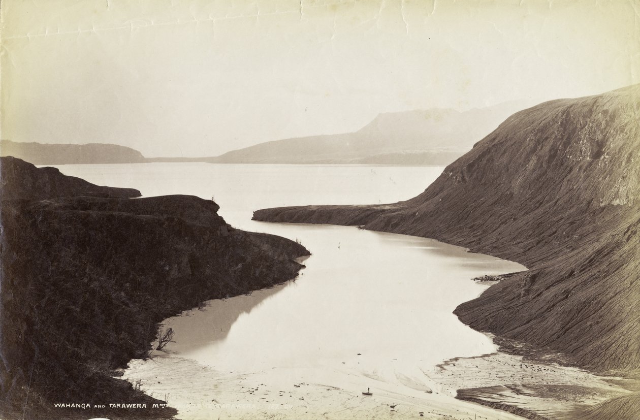 Wahanga och Tarawera Mountains, från Lake Tarawera, oktober 1886 (albumintryck) av George Dobson Valentine