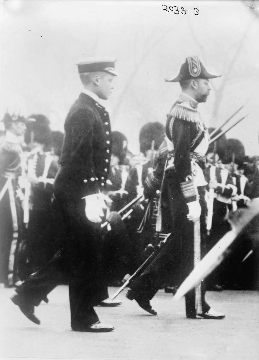 Kung George V med hertigen av Cornwall i kung Edward VII:s begravningståg, 1910 av George Grantham Bain