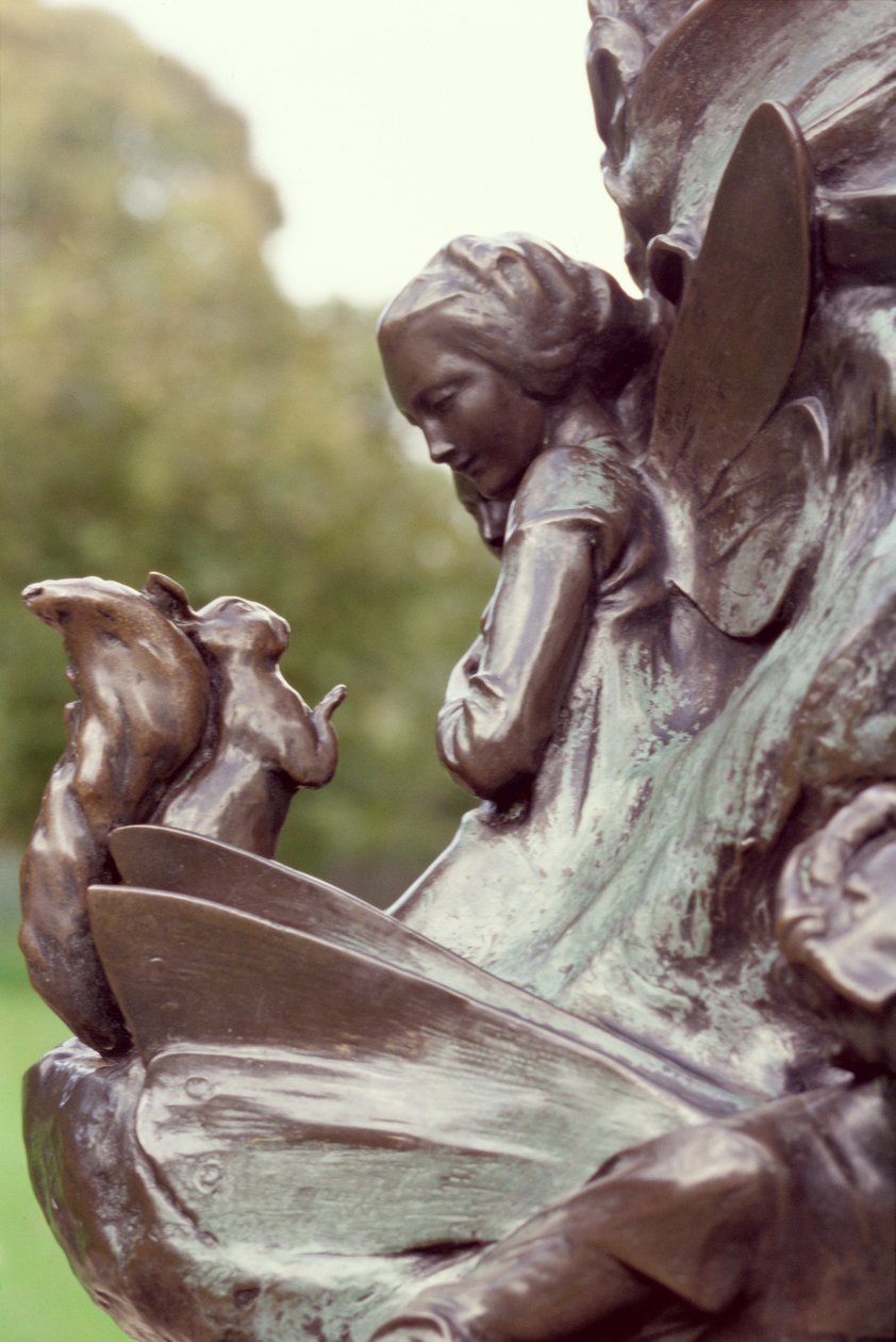 Fairy and a Squirrel, detalj från statyn av Peter Pan, 1912 (brons) av George James Frampton