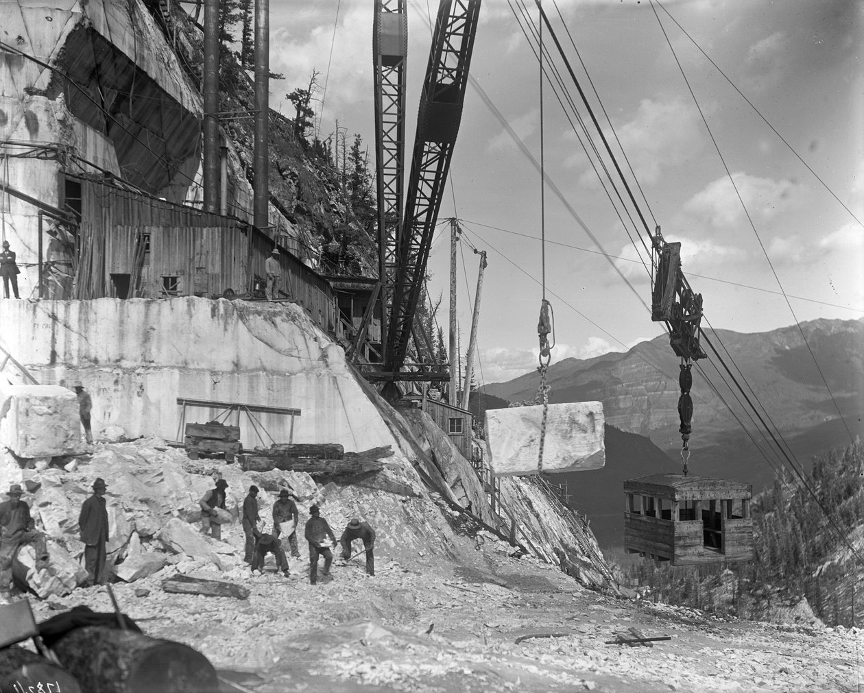 Yule quarry - kran- och kraftverksanläggningar i Yule Marble Co., nära huvudet av Yule Creek, söder om Marble, Colorado, ca 1910 av George Lytle Beam