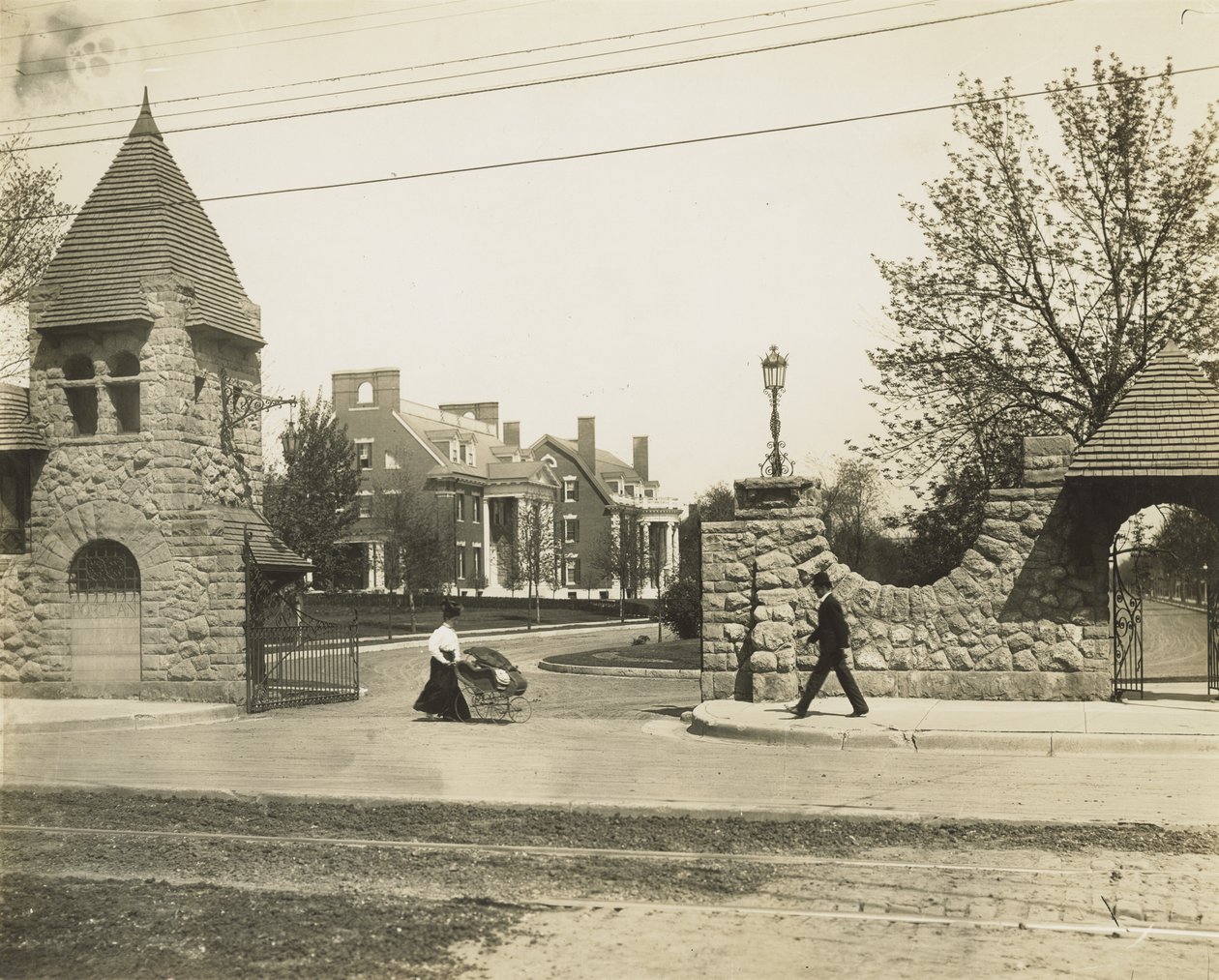 West entrance to Portland Place looking east from Union Boulevard av George Stark