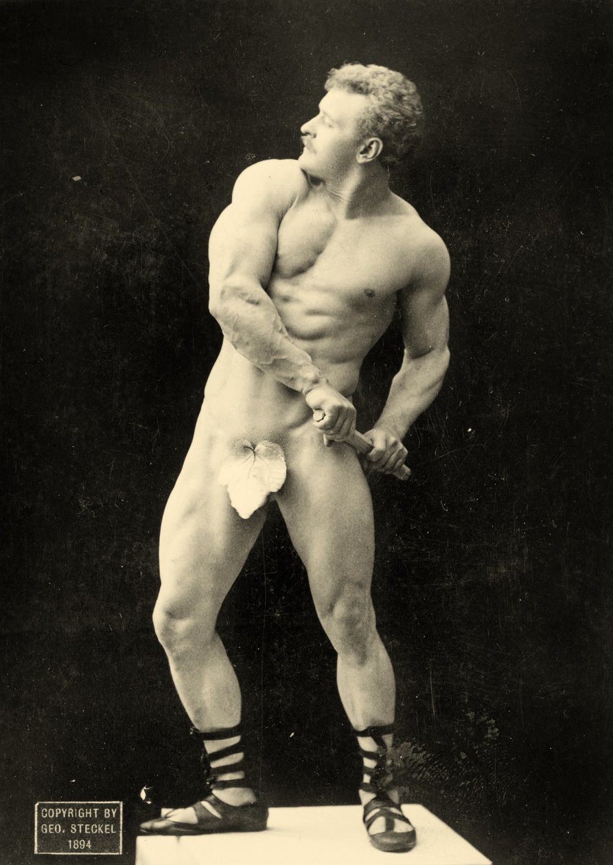 Eugen Sandow drar sitt svärd i klassisk grekisk-romersk pose, ca 1894 av George Steckel