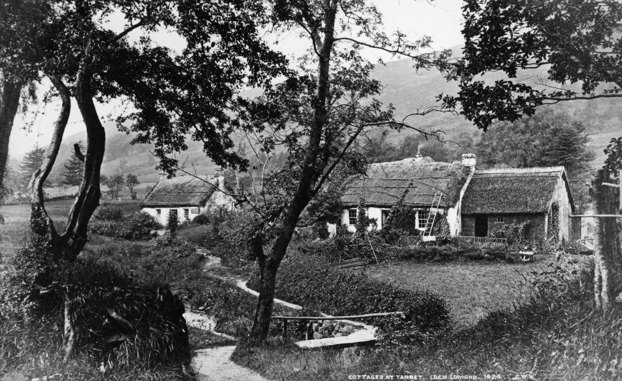 Cottages at Tarbet, Loch Lomond, c.1860-80 av George Washington Wilson