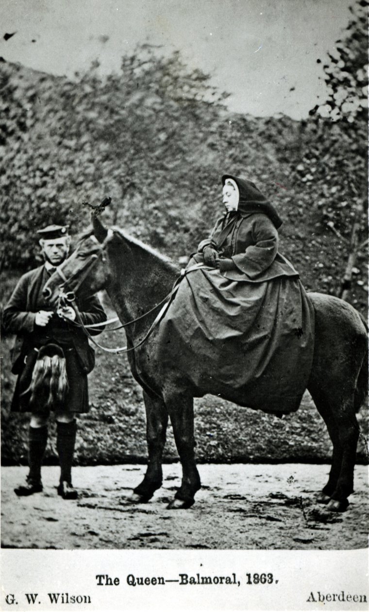 Drottning Victoria (1819-1901) till häst vid Balmoral, 1863 av George Washington Wilson