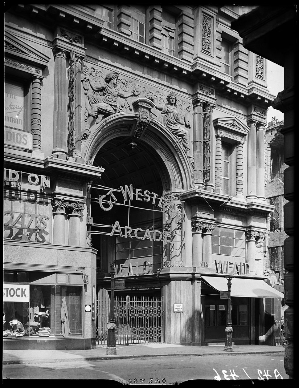 Great Western Arcade, Temple Row, Birmingham, 1941. av George Bernard Mason