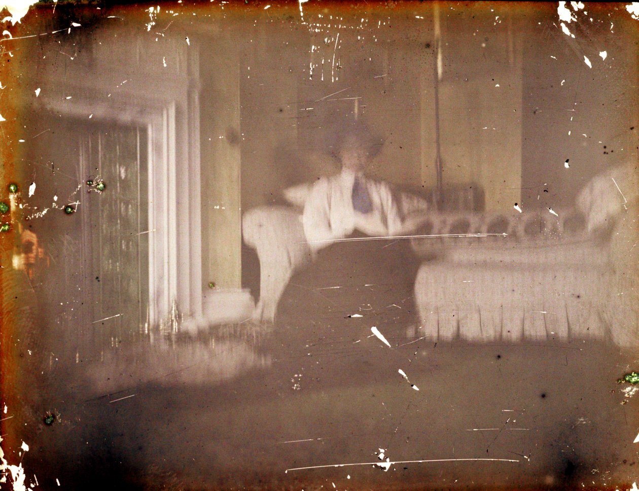 Kvinna som sitter på en soffa, ca. 1910 (autokrom) av George Bernard Shaw